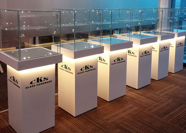 Elegantes gabinetes de pantalla de vidrio de madera estructura pre-ensamblada con iluminación LED