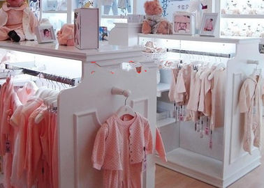 Hermosa tienda de ropa para bebés limpia con accesorios ecológicos