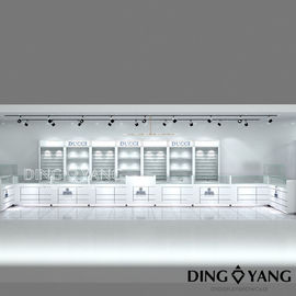 Salón de exposiciones de joyería de color blanco brillante