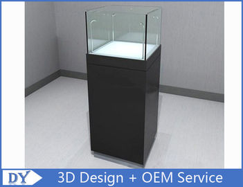 Casilla de visualización de joyas de vidrio negro brillante, cuadrado, pedestal con gabinete.