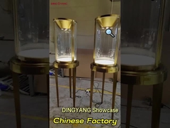 Combina la belleza de la textura y la artesanía para mostrar joyas