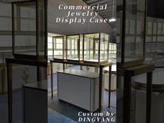 Vitrinas de joyas de color beige y dorado crean un ambiente de compras de lujo y cálido